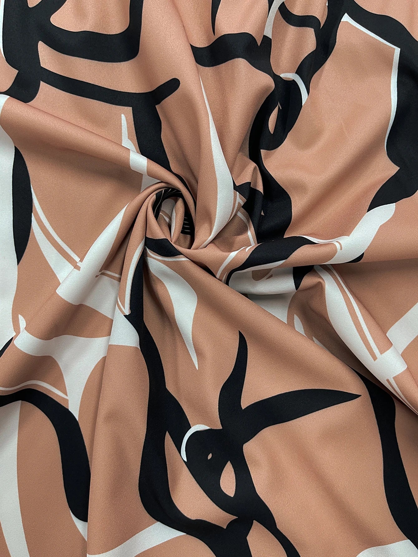 Damesblouse met Halternek en Abstracte Print Lizzy