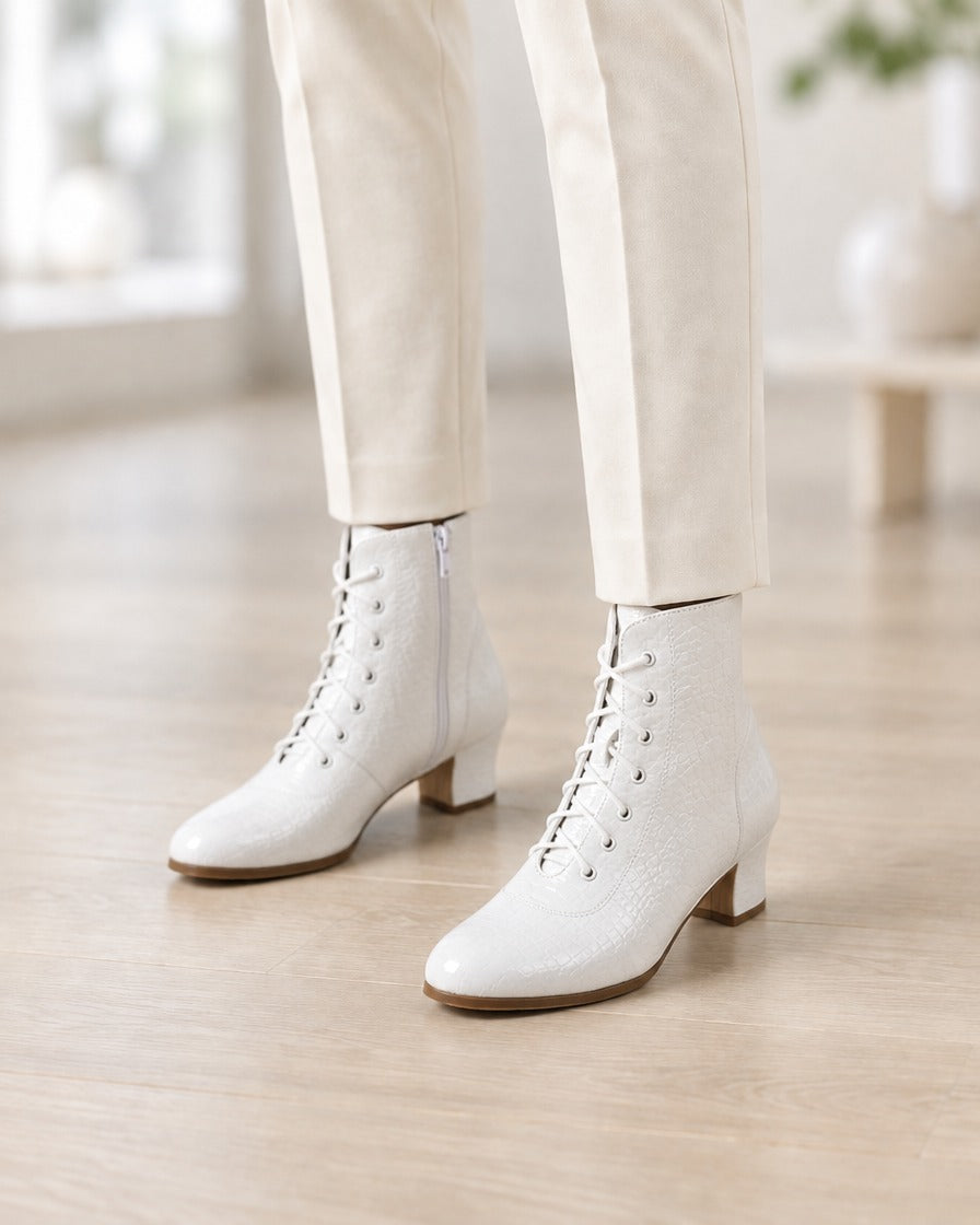 Dames veterboots met krokoprint en lage hak wit