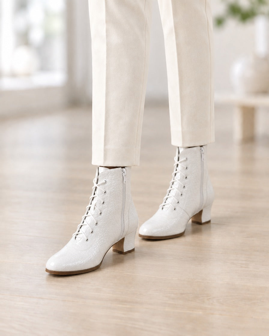 Dames veterboots met krokoprint en lage hak wit detail