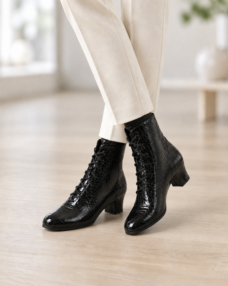 Dames veterboots met krokoprint en lage hak zijaanzicht